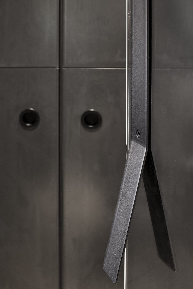 Projektowany indywidualnie uchwyt drzwi z płaskownika oraz front szafy z blachy gorącowalcowanej.